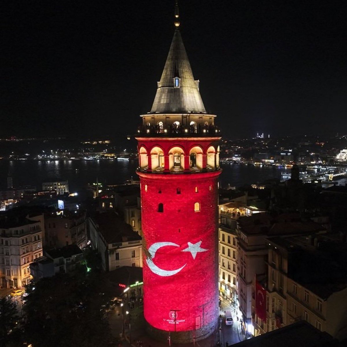 Galata Kulesi, 30 Ağustos Zafer Bayramı'nda Türk Bayrağıyla Işıklandı